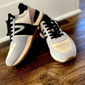 Tretorn Loyola Lace up sneaker. Taupe/black size 6